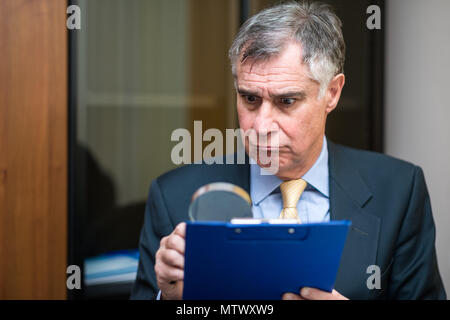 L'analyse d'affaires d'un document dans son bureau Banque D'Images