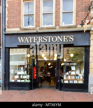 Reading, Royaume-Uni - 09 mai 2018 : La façade de Waterstones Book Shop dans la région de Broad Street Banque D'Images