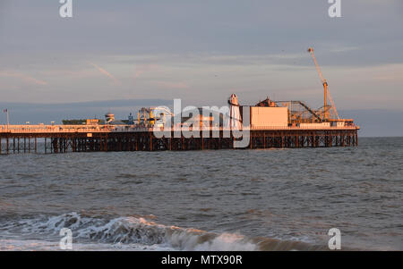 Brighton, Royaume-Uni - 27 mars 2018 : Brighton Pier éclairées par le soleil couchant Banque D'Images