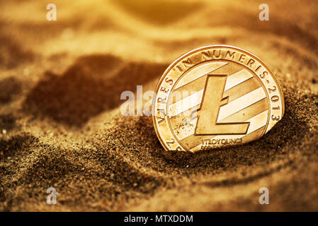 Seule Pièce litecoin cryptocurrency enterré dans le sable, conceptual image de crypto mining et trésors nouvellement trouvé la métaphore, selective focus Banque D'Images