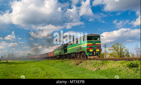 Le train de marchandises lourds tractés par des locomotives diesel. Banque D'Images