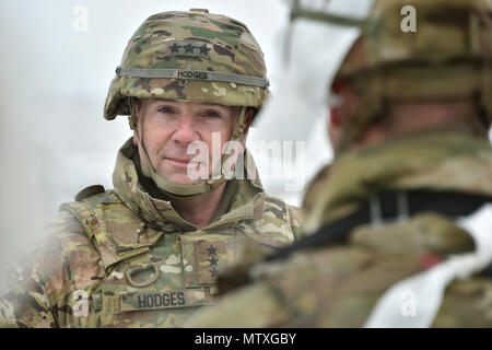 Le général Ben Hodges, commandant de l'armée américaine, l'Europe assiste à une analyse après action au cours du 2e Escadron, 2e régiment de cavalerie à l'exercice de validation du septième commandement de l'instruction de l'armée, du secteur d'entraînement Grafenwoehr Allemagne, 31 janvier 2017. L'exercice permettra de préparer l'Escadron pour une meilleure présence de l'avant en 2017 et permettra d'assurer les dirigeants de la manœuvre au niveau des troupes sont capables d'intégrer des multiplicateurs de combat au régiment organique et permettra à l'escadron de soldats et d'exécuter une variété de missions tactiques. (U.S. Photo de l'armée par Visual Spécialiste de l'information, Gertrud Zach) Banque D'Images