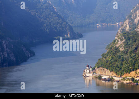 Paysage estival de Gorge du Danube, à la frontière entre la Roumanie et la Serbie Banque D'Images