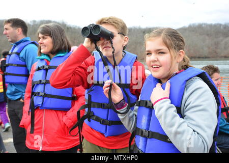 Will-Parks Murphy, fils du lieutenant-colonel Stephen Murphy, chef de district de Nashville, contribue à sa sœur Claire pour chercher un aigle lors d'une croisière sur le rivage à Dale Hollow Lake, le 21 janvier 2017. Banque D'Images