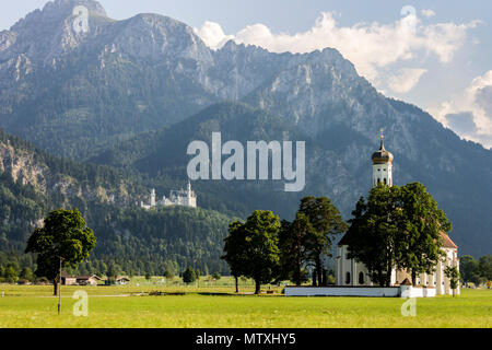 Füssen, Allemagne. Scenic long shot voir l'église de Saint Coloman, avec célèbre Schloss Neuschwanstein Castle dans l'arrière-plan Banque D'Images