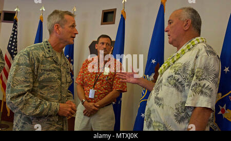 Ancienne Université de Hawaï (UH) entraîneur Juin Jones (à droite) s'entretient avec le général de l'US Air Force Terrence J. O'Shaughnessy, Pacific Air Forces (PACAF) le commandant (à gauche) et Timothy Cashdollar PACAF (au centre), directeur adjoint de cabinet, au cours de la conférence du commandant PACAF hosted at Joint Base Harbor-Hickam Pearl, Washington, 26 avril 2017. À l'UH, Jones a guidé les Rainbow Warriors pour ce qui a été la plus grande saison de revirement dans l'histoire de la NCAA, un programme qui était passé de 0 à 12 avant son arrivée à 9-4 en 1999, laissant l'école comme l'entraîneur-chef winningest avec un dossier 76-41 Plus de 9 se Banque D'Images