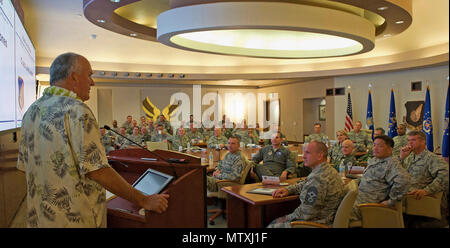 Ancienne Université de Hawaï (UH) entraîneur Juin Jones parle avec Pacific Air Forces (PACAF) cadres dirigeants au cours de la conférence du commandant PACAF hosted at Joint Base Harbor-Hickam Pearl, Washington, 26 avril 2017. À l'UH, Jones a guidé les Rainbow Warriors pour ce qui a été la plus grande saison de revirement dans l'histoire de la NCAA, un programme qui était passé de 0 à 12 avant son arrivée à 9-4 en 1999, laissant l'école comme l'entraîneur-chef avec un winningest 76-41 enregistrer plus de neuf saisons. La conférence de trois jours comprenait une grande variété de sujets et plusieurs conférenciers invités, préparer des leaders dans le PAC Banque D'Images