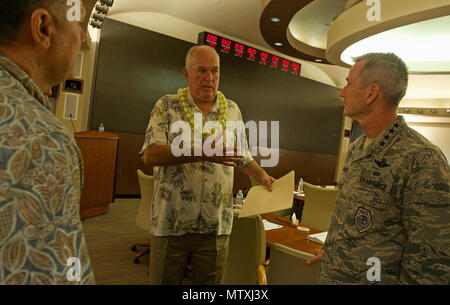 Ancienne Université de Hawaï (UH) entraîneur Juin Jones (centre) s'entretient avec le général de l'US Air Force Terrence J. O'Shaughnessy, Pacific Air Forces (PACAF) le commandant (à droite), lors de la conférence du commandant PACAF hosted at Joint Base Harbor-Hickam Pearl, Washington, 26 avril 2017. À l'UH, Jones a guidé les Rainbow Warriors pour ce qui a été la plus grande saison de revirement dans l'histoire de la NCAA, un programme qui était passé de 0 à 12 avant son arrivée à 9-4 en 1999, laissant l'école comme l'entraîneur-chef avec un winningest 76-41 enregistrer plus de neuf saisons. La conférence de trois jours comprenait une grande variété de Banque D'Images