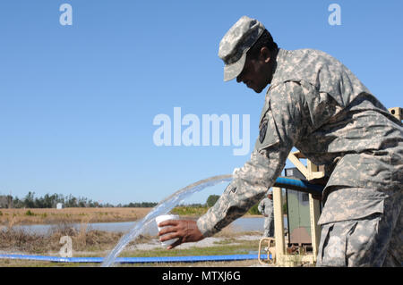 La FPC. Kirenski Fletcher, spécialiste de la purification de l'eau, 351e Bataillon de soutien de l'aviation dans la région de Hartsfield, L.C. remplit une tasse de l'eau purifiée au camp Shelby, Hattiesburg, Mississippi, le 31 janvier. L'eau purifiée dans le système tactique de système de purification de l'eau doit passer par des tests rigoureux avant qu'il soit sans danger pour la consommation. (U.S. Photo de la Garde nationale aérienne d'un membre de la 1re classe Kiara N. Spann/libérés) Banque D'Images