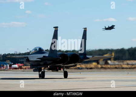 Un F-15E Strike Eagle à partir de la 336e Escadron de chasse de taxis sur la piste alors qu'un autre aéronef décolle pendant l'exercice Viking Warrior 17-01, le 30 janvier 2017, à Seymour Johnson Air Force Base, la Caroline du Nord. L'exercice est destiné à tester la 4e Escadre de chasse de sa capacité à opérer dans un endroit hostile à l'étranger. (U.S. Air Force photo par Airman Shawna L. Keyes) Banque D'Images