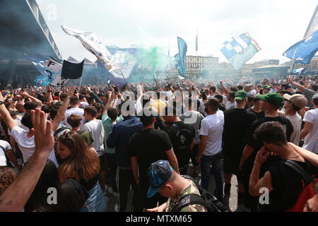 Les fans accueillent le SSC Napoli Garibaldi équipe à la gare centrale de Naples, avant que les joueurs prendre le train pour jouer leur match de Serie A contre la Fiorentina à Florence le 29 avril 2018. Doté d''atmosphère : où : Naples, Campanie, Italie Quand : 28 Avr 2018 Crédit : IPA/WENN.com **Uniquement disponible pour publication au Royaume-Uni, USA, Allemagne, Autriche, Suisse** Banque D'Images