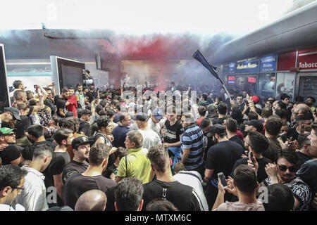 Les fans accueillent le SSC Napoli Garibaldi équipe à la gare centrale de Naples, avant que les joueurs prendre le train pour jouer leur match de Serie A contre la Fiorentina à Florence le 29 avril 2018. Doté d''atmosphère : où : Naples, Campanie, Italie Quand : 28 Avr 2018 Crédit : IPA/WENN.com **Uniquement disponible pour publication au Royaume-Uni, USA, Allemagne, Autriche, Suisse** Banque D'Images