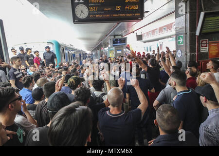 Les fans accueillent le SSC Napoli Garibaldi équipe à la gare centrale de Naples, avant que les joueurs prendre le train pour jouer leur match de Serie A contre la Fiorentina à Florence le 29 avril 2018. Doté d''atmosphère : où : Naples, Campanie, Italie Quand : 28 Avr 2018 Crédit : IPA/WENN.com **Uniquement disponible pour publication au Royaume-Uni, USA, Allemagne, Autriche, Suisse** Banque D'Images