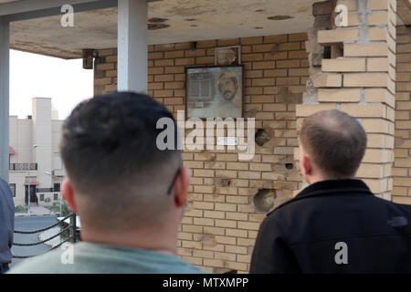 Les officiers subalternes stationné au camp Arifjan, au Koweït, ont visité le musée des Martyrs Al Qurain et les tours du Koweït, le 20 janvier 2017 dans le cadre de l'officier subalterne du perfectionnement professionnel à la direction centrale de l'armée américaine. Les officiers de l'armée américaine appris sur l'importance historique de ce site, le rôle joué aux États-Unis, et l'importance de la persévérance du peuple koweïtien. Banque D'Images