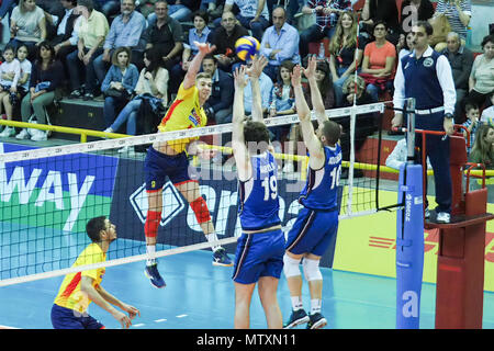 Corigliano-Rossano, un jeu d'action à l'Italy-Spain match dans le tournoi de qualification pour les Championnats d'Europe des moins de 20 Volley-ball dans l'attaque Villalba (Espagne). 27/04/2018, Corigliano-Rossano Corigliano-Rossano Où : Italie, Calabre, Italie, Quand : 28 Avr 2018 Crédit : IPA/WENN.com **Uniquement disponible pour publication au Royaume-Uni, USA, Allemagne, Autriche, Suisse** Banque D'Images