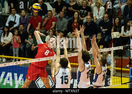 Corigliano-Rossano, un jeu d'action à l'Bulgaria-Italy match dans le tournoi de qualification pour les Championnats d'Europe des moins de 20 Volley-ball dans l'attaque Asparuhov Asparuh (Bulgarie) 04/28/2018, Corigliano-Rossano Corigliano-Rossano Où : Italie, Calabre, Italie, Quand : 28 Avr 2018 Crédit : IPA/WENN.com **Uniquement disponible pour publication au Royaume-Uni, USA, Allemagne, Autriche, Suisse** Banque D'Images