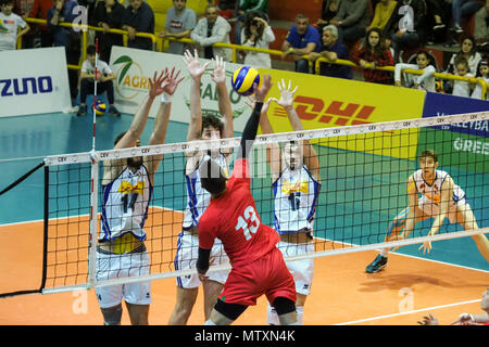 Corigliano-Rossano, un jeu d'action à l'Bulgaria-Italy match dans le tournoi de qualification pour les Championnats d'Europe des moins de 20 Volley-ball dans l'attaque Svetoslav Ivanov (Bulgarie) 04/28/2018, Corigliano-Rossano Corigliano-Rossano Où : Italie, Calabre, Italie, Quand : 28 Avr 2018 Crédit : IPA/WENN.com **Uniquement disponible pour publication au Royaume-Uni, USA, Allemagne, Autriche, Suisse** Banque D'Images