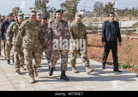 Le lieutenant général de l'ARMÉE AMÉRICAINE Michael Garrett, commandant de l'armée américaine, Central promenades avec un haut dirigeant de la Jordanie - Forces armées armée arabe lors de sa visite à la lumière de l'exercice 2017, impatients le 29 janvier 2017 au Centre de formation conjointe en Jordanie. Au cours de sa visite, Garrett a observé les grandes pièces de travail de l'assemblée annuelle, exercice bilatéral qui forme des troupes américaines et jordanienne sur des opérations au niveau de la brigade et du bataillon de combat lors de simulations de scénarios. (U.S. Photo de l'armée par le Sgt. Angela Lorden) Banque D'Images