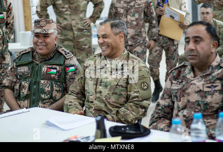 Le lieutenant général de l'ARMÉE AMÉRICAINE Michael Garrett, centre, commandant de l'armée américaine, siège central avec les hauts dirigeants de la Jordanie - Forces armées armée arabe et écoute un exposé au cours de sa visite à l'exercice 2017, Lumière avide le 29 janvier 2017 au Centre de formation conjointe en Jordanie. Au cours de sa visite, Garrett a observé les grandes pièces de travail de l'assemblée annuelle, exercice bilatéral qui forme des troupes américaines et jordanienne sur des opérations au niveau de la brigade et du bataillon de combat lors de simulations de scénarios. (U.S. Photo de l'armée par le Sgt. Angela Lorden) Banque D'Images