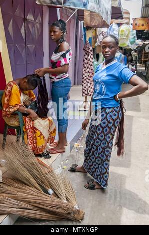 ABIDJAN, Côte d'Ivoire, Afrique. Le 27 avril 2013. Bon à la femme ivoirienne dans une salon de coiffure à l'Abidjan Cocody tresses africaines de marché Banque D'Images