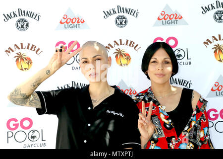 Nina Sky pendant leur set de DJ lors de rendez-vous à l'intérieur Piscine Flamingo Hotel & Casino à Las Vegas, Nevada. Avec : Nina Sky, Nicole Albino, Natalie Albino Où : Las Vegas, Nevada, United States Quand : 28 Avr 2018/WENN.com DJDM Crédit : Banque D'Images