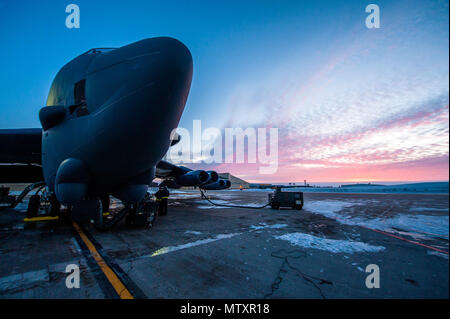 Le soleil se lève derrière un B-52H Stratofortress à Minot Air Force Base, N.D., le 26 janvier 2017. Aviateurs de la 5e Escadron de maintenance de travailler 24 heures dans toutes les conditions météorologiques pour fournir la puissance de feu de B-52 à la demande. (U.S. Air Force photo/Senior Airman J.T. Armstrong) Banque D'Images