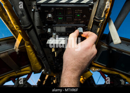 Le capitaine Dane Weathers, 23e Bomb Squadron commandant d'aéronef, les changements de fréquence radio à l'intérieur d'un B-52H Stratofortress au-dessus des nuages dans le Dakota du Nord, l'espace aérien, le 31 janvier 2017. Temps et le Capitaine Jonathan Gabriel, 23e BS commandant d'aéronef, travaillé avec leur équipe offensive et défensive pour mener à bien une mission de formation en préparation pour appuyer l'Opération Détermination inhérente. (U.S. Air Force photo/Senior Airman J.T. Armstrong) Banque D'Images