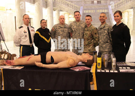 L'Alliance de défense de l'Utah a accueilli une autre "Rencontrez les militaires" petit-déjeuner à la Rotonde de l'Utah State Capitol le 26 janvier. L'événement a été l'occasion pour les législateurs d'état de l'Utah pour rencontrer et interagir avec les hauts dirigeants de Fort Douglas, Hill Airforce Base, Tooele Army Depot, Dugway Proving Ground, et la garde nationale de l'Armée de l'Utah. Les membres juniors de la 76e Div. L'intervention opérationnelle, la 807ème commande médicale, la 96e Brigade de maintien en puissance, et la réserve de l'Armée de carrières Division, 13e bataillon, le kiosque de composé d'un mannequin de formation médicale, de l'armée, trifolds Banque D'Images