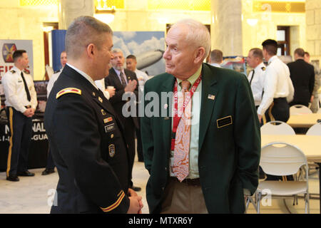 L'Alliance de défense de l'Utah a accueilli une autre "Rencontrez les militaires" petit-déjeuner à la Rotonde de l'Utah State Capitol le 26 janvier. L'événement a été l'occasion pour les législateurs d'état de l'Utah pour rencontrer et interagir avec les hauts dirigeants de Fort Douglas, Hill Airforce Base, Tooele Army Depot, Dugway Proving Ground, et la garde nationale de l'Armée de l'Utah. La 76e Division de l'intervention opérationnelle (OU) Chef d'état-major, le colonel Doug Cherry, représenté le fort Douglas pour le compte de la 76e Div. Ou général commandant, le Major-général Ricky Waddell. Banque D'Images