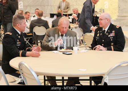 L'Alliance de défense de l'Utah a accueilli une autre "Rencontrez les militaires" petit-déjeuner à la Rotonde de l'Utah State Capitol le 26 janvier. L'événement a été l'occasion pour les législateurs d'état de l'Utah pour rencontrer et interagir avec les hauts dirigeants de Fort Douglas, Hill Airforce Base, Tooele Army Depot, Dugway Proving Ground, et la garde nationale de l'Armée de l'Utah. La 76e Division de l'intervention opérationnelle (OU) Chef d'état-major, le colonel Doug Cherry (extrême gauche), représenté le fort Douglas pour le compte de la 76e Div. Ou général commandant, le Major-général Ricky Waddell. La 88e Commandement du soutien régional des relations avec le Parlement, le Colonel Micha Banque D'Images