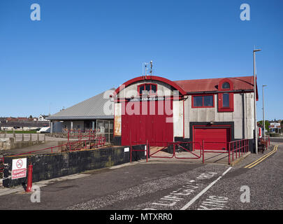 Station de Sauvetage de Arbroath à la périphérie des villes port sur un lumineux matin ensoleillé en mai. Arbroath, Angus, Scotland. Banque D'Images