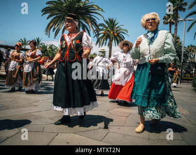 Puerto de la Cruz, Tenerife, Canaries - 30 mai 2017 : 467 personnes habillées en vêtements traditionnels à pied le long de la rue, de signer et de la danse. Loca Banque D'Images