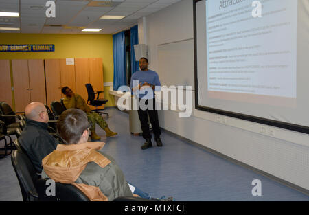 170130-N-OV185-008 SEMBACH, Allemagne (janvier 1985). 30, 2017) Maître de 2e classe guerrier de Reginald Lewis Transition Program (CAP) mémoires de redéployer les marins avant l'intégration d'une visite à Heidelberg, Allemagne. Dans le cadre de la préparation au combat de la Force expéditionnaire du Canada (SIMEC), Centre de la VDP facilite chaque tireur (IV) processus de réinsertion sociale des marins. (U.S. Photo par marine Spécialiste de la communication de masse en chef James C. Brown/libérés) Banque D'Images