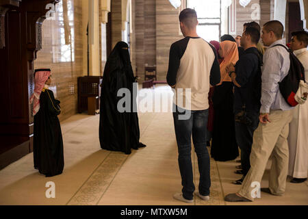 MANAMA, Bahreïn (janv. 11, 2017) Les Marines américains et les marins à l'île de Makin Groupe Amphibie/11e Marine Expeditionary Unit écouter une femme bahreïnite local décrivant la zone de prière de la grande mosquée Al Fateh pendant une visite de la ville le 11 janvier. La femme Bahreïnienne, accompagnée de son fils, explique leurs coutumes et fournit des vêtements traditionnels pour les Marines et les marins à l'intérieur de la mosquée. Les visites prévues par le USS Makin Island (DG 8) Le moral, de bien-être et de loisirs à l'équipe les membres du service d'expérimenter et de comprendre la culture de Bahreïn ainsi que d'une intime et personnelle je Banque D'Images