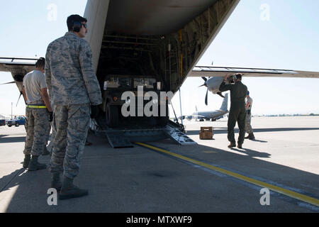 Les aviateurs américains affectés au 728th squadron et la mobilité de l'air 37e Escadron de transport aérien, décharger d'un Humvee U.S. Air Force C-130J Super Hercules, le 26 avril 2017, à la base aérienne d'Incirlik, en Turquie. Des Humvees ont été livrés à Incirlik pour renforcer la 39e Escadron des Forces de sécurité sur la piste les capacités. Banque D'Images