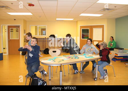 Les enfants et les familles de Fort McCoy participent au programme Green Dot au School-Age Center/Youth Center, en utilisant des jeux interactifs comme lancer et attraper du papier ouaté pour pratiquer l’intervention des spectateurs. Le programme enseigne la prévention du harcèlement, le comportement proactif, les compétences en communication, le travail d'équipe et la responsabilité, favoriser un environnement sécuritaire, favorable et éducatif pour les jeunes dans le cadre des services après l'école de l'armée américaine. Banque D'Images