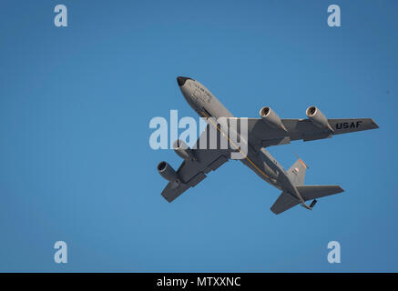 Un KC-135 Stratotanker affecté à la 733ème escadron de la mobilité aérienne de Kadena Air Base, au Japon, s'envole pour une évacuation médicale en Misawa Air Base, Japon, le 19 janvier 2017. Le 730th AMS prend en charge une moyenne de huit missions de base commune chaque semaine par fournissant des services de transport sur demande. Les évacuations sanitaires sont importants pour permettre au personnel de Misawa pour recevoir le traitement dont ils ont besoin. (U.S. Air Force photo par un membre de la 1re classe Sadie Colbert) Banque D'Images