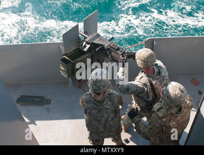 Les marins de l'armée américaine, de la 411e compagnie de transport, un feu Mark 19 grenade 40 mm machine gun à une cible gonflable connu comme un tueur au cours d'une tomate de tir en mer à bord du navire de soutien logistique - 5 (LSV-5) le 24 janvier 2017. En fonction de la mer plages de tir sont conçus pour familiariser les soldats avec les différences dans une arme à feu en mer plutôt que sur terre. (U.S. Photo de l'armée par le Sgt. Jeremy Bratt) Banque D'Images