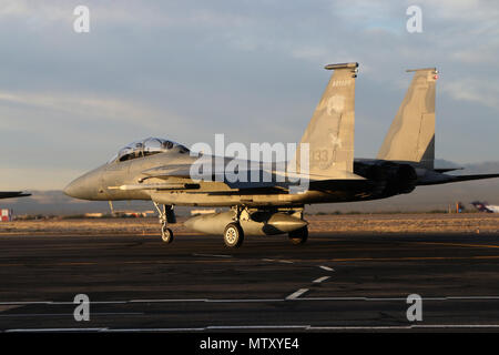 Un U.S. Air Force F-15 Eagle à la 173e Escadre de chasse, de l'Oregon Air National Guard, des taxis pour la piste en préparation pour un vol d'entraînement à Tucson, Arizona, 12 janvier 2017. La 173e Escadre de chasse a passé deux semaines avec la formation 162e Escadre, Airzona Air National Guard, battant l'entraînement au combat aérien dissemblables avec leurs F-16. (U.S. Air National Guard photo par le Sgt. Jennifer Shirar) Banque D'Images