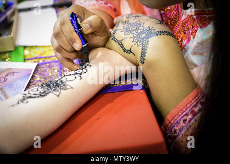 Le style indien tatouage au henné demande le woman's hand Banque D'Images