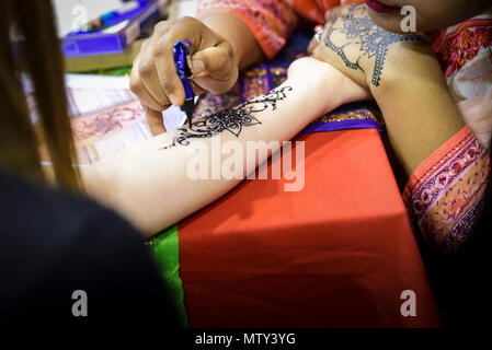 Le style indien tatouage au henné demande le woman's hand Banque D'Images