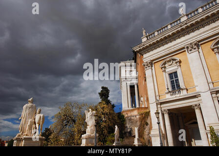 Ciel d'orage et noir nuages menaçants sur Capitole Square de beaux monuments à Rome Banque D'Images