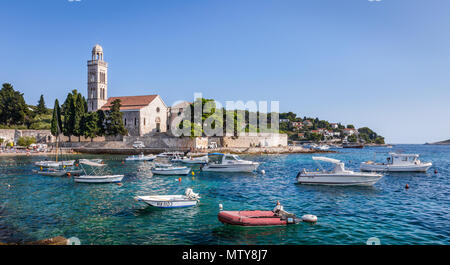 HVAR, CROATIE - Juillet 30, 2016 : Les gens se détendre sur une plage dans le village de Hvar sur l'île de Hvar Croatie Banque D'Images