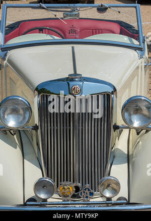 Vue avant d'une voiture de sport MG vintage avec phares et calandre. Banque D'Images