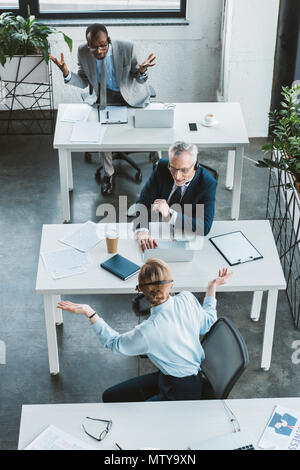 Vue supérieure de l'entreprise multi-ethnique des personnes travaillant ensemble dans office Banque D'Images