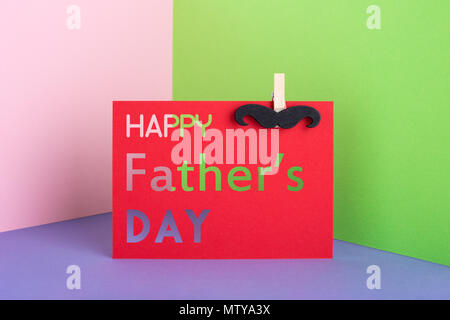 Carte de vœux papier rouge avec cut out Happy Father's Day & moustache. Message créatif coloré pour Papa, minime. Banque D'Images