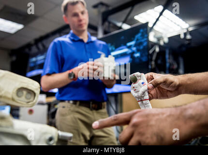 NASA activité extravéhiculaire (EVA), l'entraîneur Steve Vilano astronaute mémoires Colonel Tyler 'Nick' Haye sur les caractéristiques opérationnelles et de l'utilisation de l'aide simplifiée pour EVA Rescue (SAFER) pack. Haye utilisé la réalité virtuelle pour vous entraîner à utiliser les engins pack pendant une sortie dans l'urgence au retour à la Station spatiale internationale au laboratoire de réalité virtuelle au Johnson Space Flight Center à Houston, Texas, 26 avril, 2017. Banque D'Images