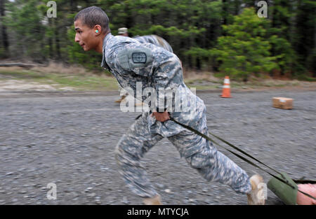 La CPS. Lairdkyllorichard Kyllo, 955e compagnie du génie, 489th Engineer Battalion, 420th Engineer Brigade, 416e commande Ingénieur Théâtre, a participé à un événement mystère partie de la compétition meilleur guerrier à Joint Base McGuire-Dix-Lakehurst, New Jersey. Le 26 avril 2017. Les candidats à 14 courses pour une portée faites glisser, de transporter et de sprint afin d'ajouter à son score et, espérons-le, prendre le titre de meilleur guerrier ou meilleur sous-officier et passer à représenter le 412e, 416e théâtre commande Ingénieur Ingénieur Théâtre et 76e commandement de l'intervention opérationnelle au meilleur guerrier USARC Co Banque D'Images