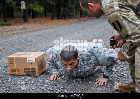 La CPS. Lairdkyllorichard Kyllo, 955e compagnie du génie, 489th Engineer Battalion, 420th Engineer Brigade, 416e commande Ingénieur Théâtre, a participé à un événement mystère partie de la compétition meilleur guerrier à Joint Base McGuire-Dix-Lakehurst, New Jersey. Le 26 avril 2017. Les candidats à 14 courses pour une portée faites glisser, de transporter et de sprint afin d'ajouter à son score et, espérons-le, prendre le titre de meilleur guerrier ou meilleur sous-officier et passer à représenter le 412e, 416e théâtre commande Ingénieur Ingénieur Théâtre et 76e commandement de l'intervention opérationnelle au meilleur guerrier USARC Co Banque D'Images