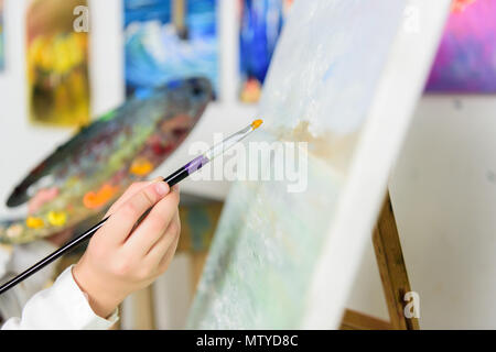 Portrait d'enfant peinture sur toile dans l'atelier de l'école d'art Banque D'Images